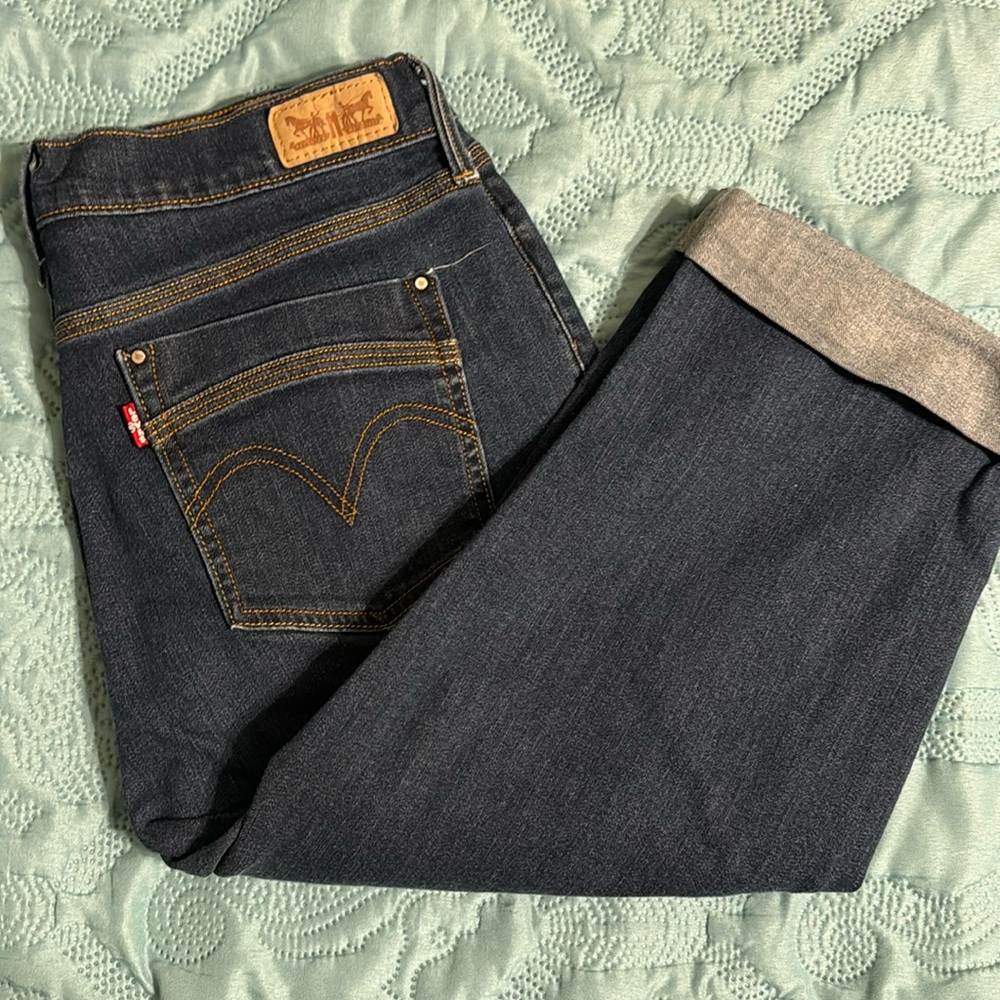 ❤️(127) ladies Levi’s capris in excellent condition! Size 8 - Waist 29. Stretchy